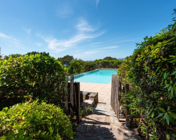 Coti-Chiavari – Property located on the Castagna Peninsula with a 6-bedroom villa and panoramic sea views