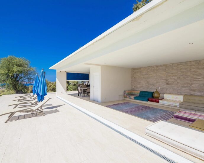Lumio, Villa 6 chambres, vue mer panoramique, piscine à débordement, proche plage