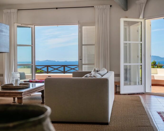 Coti-Chiavari – Property located on the Castagna Peninsula with a 6-bedroom villa and panoramic sea views