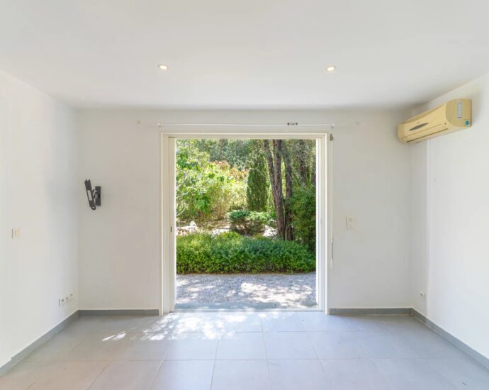 Lecci , Villa with Swimming Pool, 5 Bedrooms, Peaceful Setting, Close to beaches and amenities
