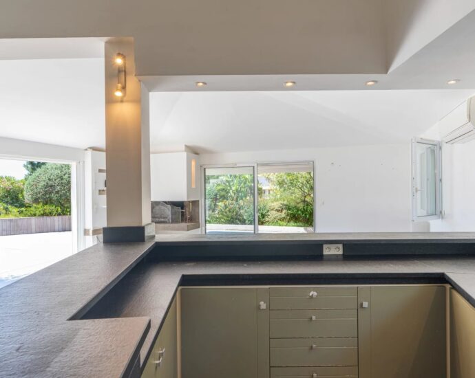 Lecci , Villa with Swimming Pool, 5 Bedrooms, Peaceful Setting, Close to beaches and amenities