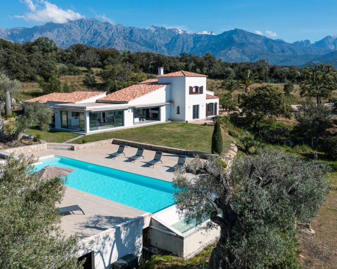 Lumio, Villa 6 chambres, vue mer panoramique, piscine à débordement, proche plage