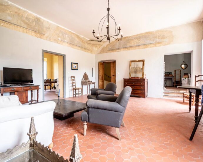 Manor house overlooking the Nebbiu valley and the Gulf of Saint-Florent
