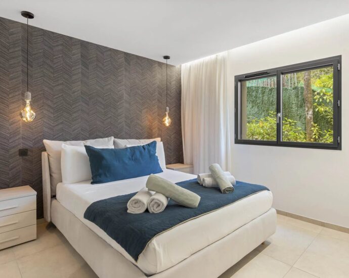 EXCLUSIVITE  – Sainte Lucie de Porto Vecchio – Villa d&rsquo;architecte, 4 chambres, piscine, vue montagne panoramique, aperçu mer