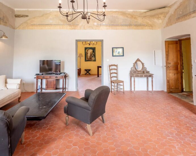 Manor house overlooking the Nebbiu valley and the Gulf of Saint-Florent