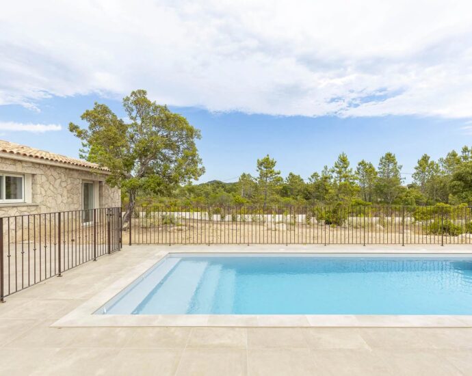 Near Porto-Vecchio – Single-storey stone villa, type T5, with swimming pool