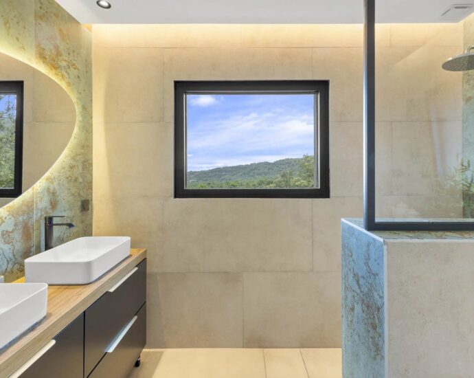 EXCLUSIVITE  – Sainte Lucie de Porto Vecchio – Villa d&rsquo;architecte, 4 chambres, piscine, vue montagne panoramique, aperçu mer