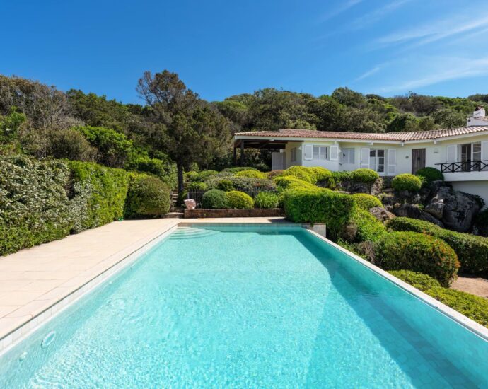 Coti-Chiavari – Property located on the Castagna Peninsula with a 6-bedroom villa and panoramic sea views