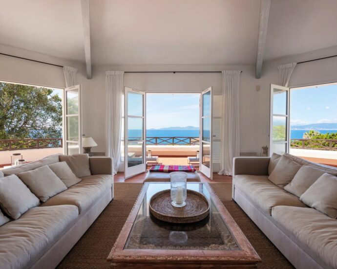Coti-Chiavari – Property located on the Castagna Peninsula with a 6-bedroom villa and panoramic sea views