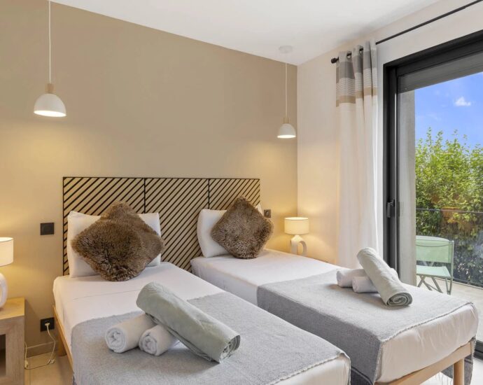 EXCLUSIVITE  – Sainte Lucie de Porto Vecchio – Villa d&rsquo;architecte, 4 chambres, piscine, vue montagne panoramique, aperçu mer