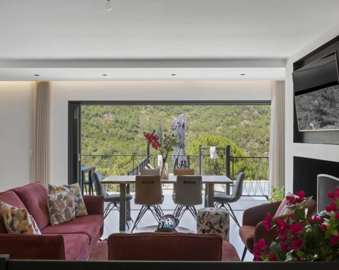 EXCLUSIVITE  – Sainte Lucie de Porto Vecchio – Villa d&rsquo;architecte, 4 chambres, piscine, vue montagne panoramique, aperçu mer