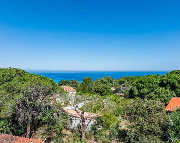 L&rsquo;Île Rousse, terrain à bâtir, vue mer, plage et commerces à pied