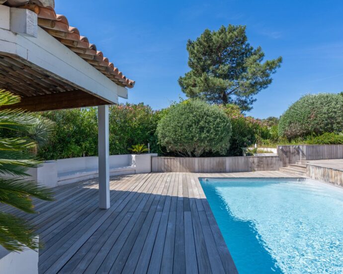 Lecci , Villa with Swimming Pool, 5 Bedrooms, Peaceful Setting, Close to beaches and amenities