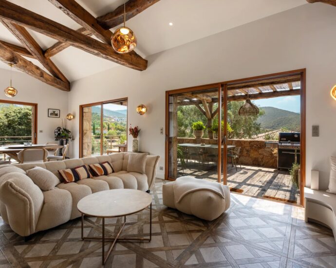 Porticcio, Villa type bergerie, 5 chambres, piscine, proche plage
