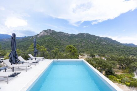 EXCLUSIVITE  – Sainte Lucie de Porto Vecchio – Villa d&rsquo;architecte, 4 chambres, piscine, vue montagne panoramique, aperçu mer