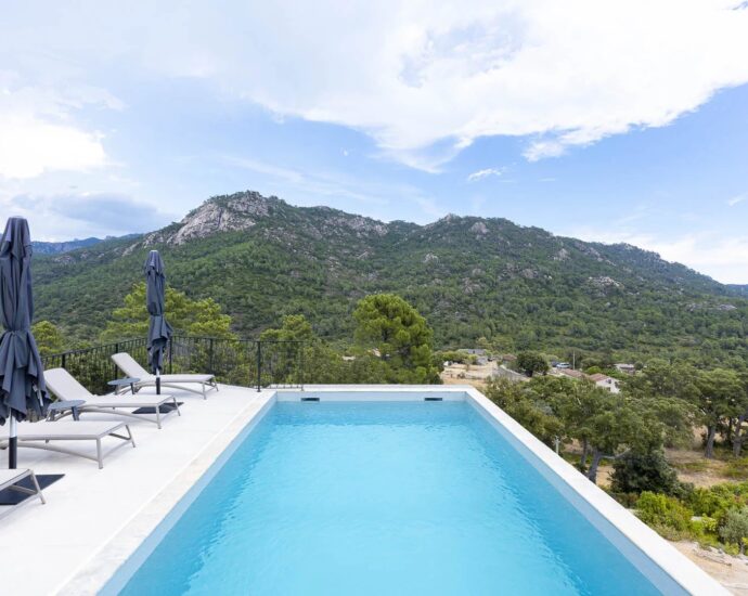EXCLUSIVITE  – Sainte Lucie de Porto Vecchio – Villa d&rsquo;architecte, 4 chambres, piscine, vue montagne panoramique, aperçu mer