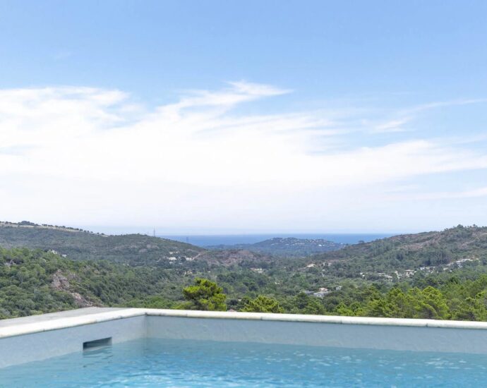EXCLUSIVITE  – Sainte Lucie de Porto Vecchio – Villa d&rsquo;architecte, 4 chambres, piscine, vue montagne panoramique, aperçu mer