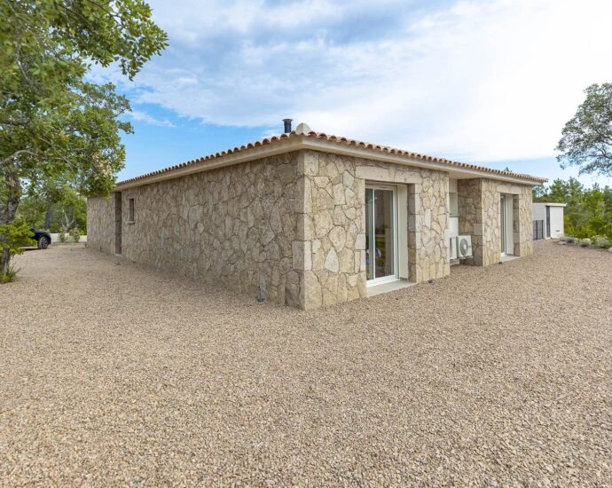 Near Porto-Vecchio – Single-storey stone villa, type T5, with swimming pool