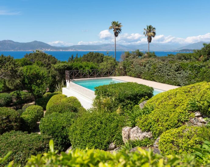 Coti-Chiavari – Property located on the Castagna Peninsula with a 6-bedroom villa and panoramic sea views