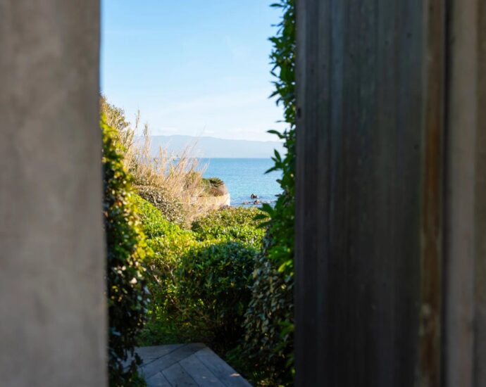 Exclusivité, Ajaccio, Route de Sanguinaires, Propriété  pied dans l&rsquo;eau, 3 chambres, vue  mer panoramique, plage à pied