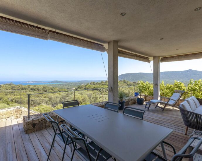 Pinarello, architect-designed villa, 5 bedrooms, sea view, pool, private estate, near beach