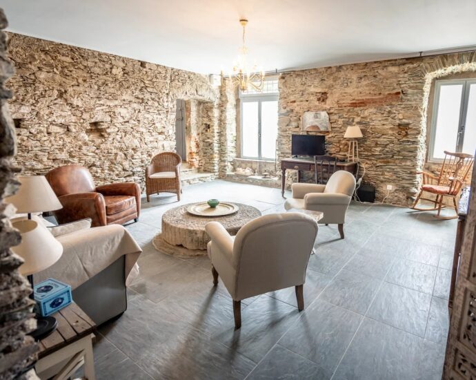 Manor house overlooking the Nebbiu valley and the Gulf of Saint-Florent