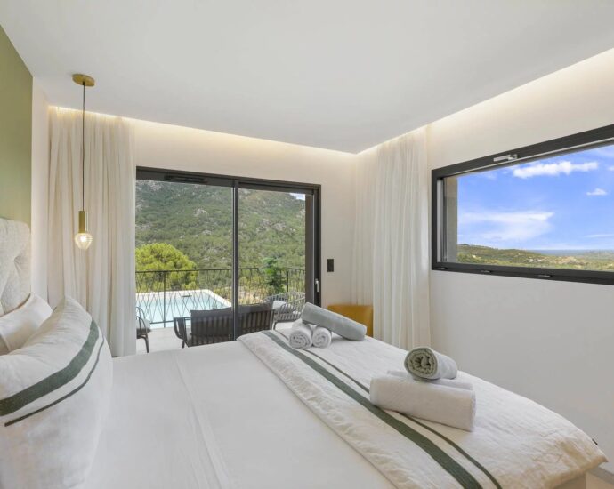 EXCLUSIVITE  – Sainte Lucie de Porto Vecchio – Villa d&rsquo;architecte, 4 chambres, piscine, vue montagne panoramique, aperçu mer