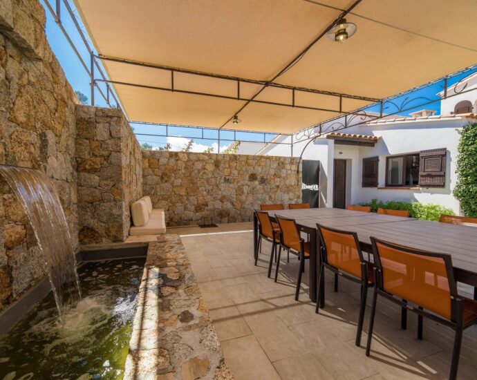 Lumio, Villa 6 chambres, vue mer panoramique, piscine à débordement, proche plage
