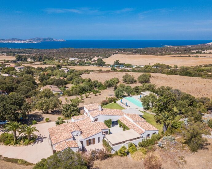 Lumio, Villa 6 chambres, vue mer panoramique, piscine à débordement, proche plage