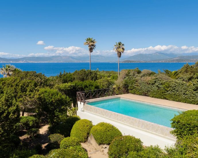 Coti-Chiavari – Property located on the Castagna Peninsula with a 6-bedroom villa and panoramic sea views