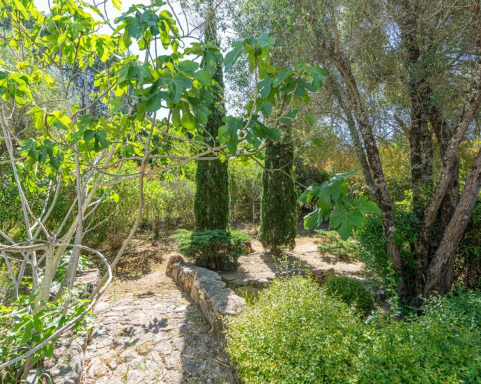 Lecci , Villa with Swimming Pool, 5 Bedrooms, Peaceful Setting, Close to beaches and amenities