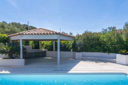 Lecci , Villa with Swimming Pool, 5 Bedrooms, Peaceful Setting, Close to beaches and amenities