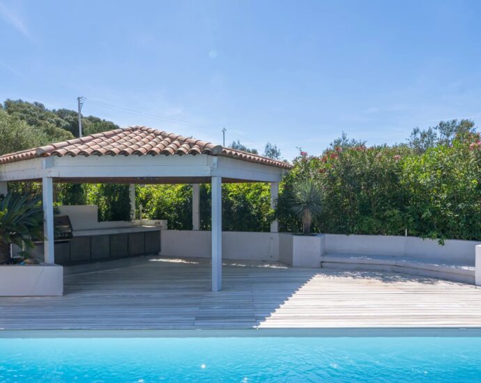 Lecci , Villa with Swimming Pool, 5 Bedrooms, Peaceful Setting, Close to beaches and amenities