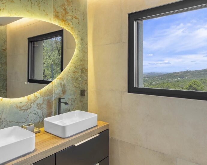 EXCLUSIVITE  – Sainte Lucie de Porto Vecchio – Villa d&rsquo;architecte, 4 chambres, piscine, vue montagne panoramique, aperçu mer