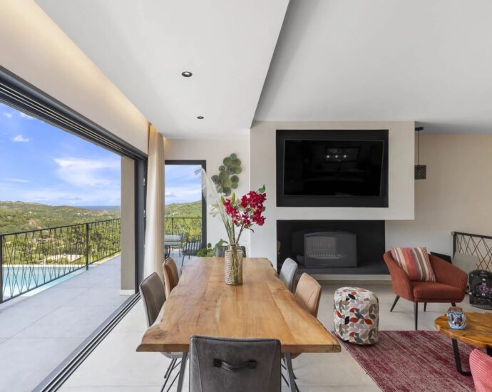 EXCLUSIVITE  – Sainte Lucie de Porto Vecchio – Villa d&rsquo;architecte, 4 chambres, piscine, vue montagne panoramique, aperçu mer