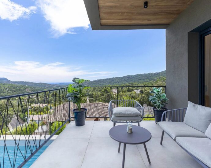 EXCLUSIVITE  – Sainte Lucie de Porto Vecchio – Villa d&rsquo;architecte, 4 chambres, piscine, vue montagne panoramique, aperçu mer