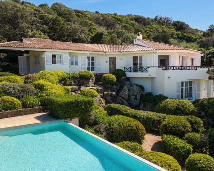 Coti-Chiavari – Property located on the Castagna Peninsula with a 6-bedroom villa and panoramic sea views