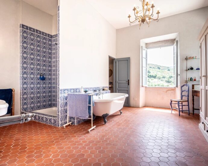 Manor house overlooking the Nebbiu valley and the Gulf of Saint-Florent