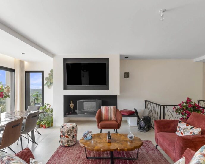 EXCLUSIVITE  – Sainte Lucie de Porto Vecchio – Villa d&rsquo;architecte, 4 chambres, piscine, vue montagne panoramique, aperçu mer
