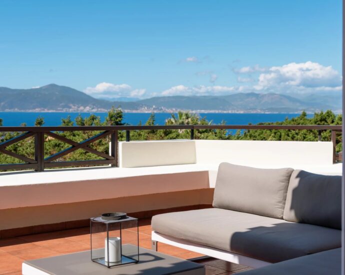 Coti-Chiavari – Property located on the Castagna Peninsula with a 6-bedroom villa and panoramic sea views