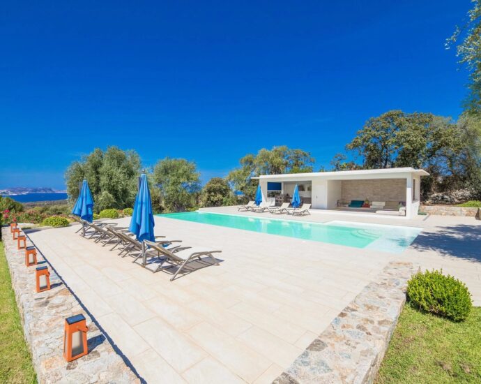 Lumio, Villa 6 chambres, vue mer panoramique, piscine à débordement, proche plage
