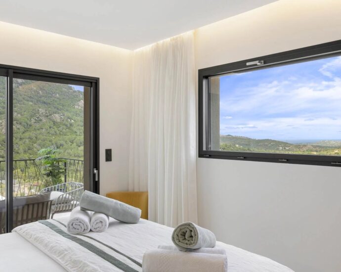 EXCLUSIVITE  – Sainte Lucie de Porto Vecchio – Villa d&rsquo;architecte, 4 chambres, piscine, vue montagne panoramique, aperçu mer