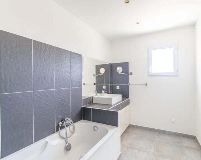 Lecci , Villa with Swimming Pool, 5 Bedrooms, Peaceful Setting, Close to beaches and amenities