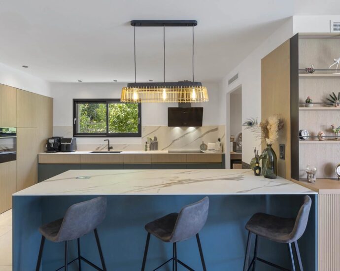 EXCLUSIVITE  – Sainte Lucie de Porto Vecchio – Villa d&rsquo;architecte, 4 chambres, piscine, vue montagne panoramique, aperçu mer