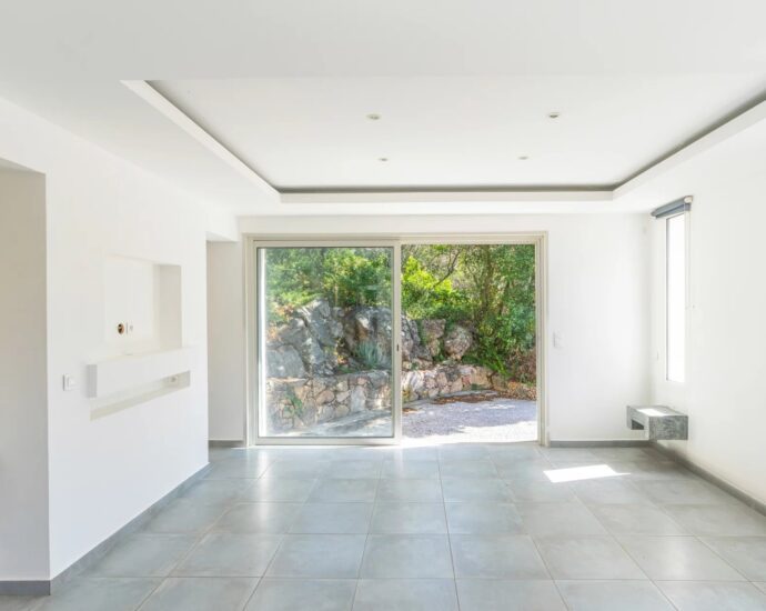 Lecci , Villa with Swimming Pool, 5 Bedrooms, Peaceful Setting, Close to beaches and amenities