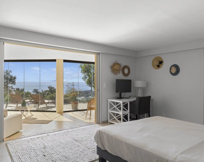 Porto-Vecchio, Palombaggia, Panoramic sea-view villa, 6 bedrooms, within walking distance of the beach
