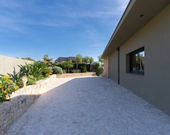 Ajaccio, Salario, Contemporary villa with panoramic sea views, high-end features, 4 suites, swimming pool, close to the beach