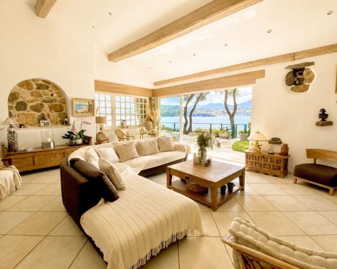 Propriano, Olmeto, villa pied dans l&rsquo;eau, 6 chambres, vue mer et montagnes, piscine, plage à pied