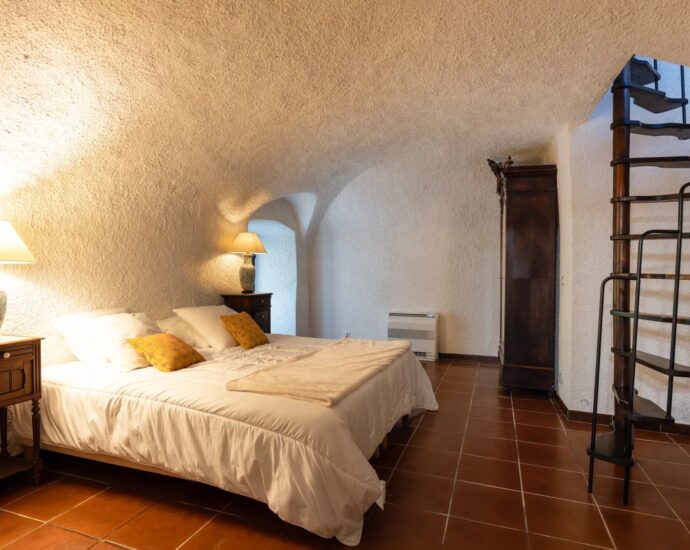Oletta, Restored Mill, 3 Bedrooms, swimming pool, Valley and Mountain Views, Close to Beaches