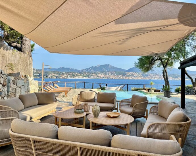 Propriano, Olmeto, villa pied dans l&rsquo;eau, 6 chambres, vue mer et montagnes, piscine, plage à pied
